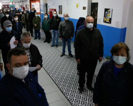 Дълги опашки на изборните секции в Турция! Избирателната активност рекордна за тази година