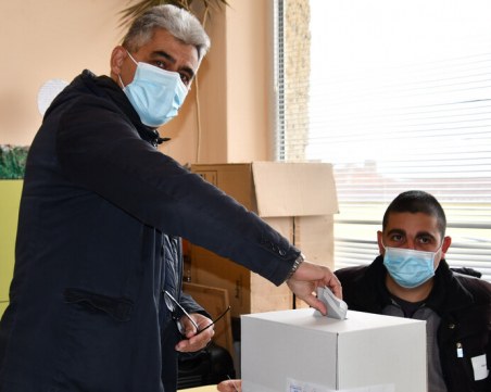 Доц. Михов: Гласувах за възраждане на българската икономика