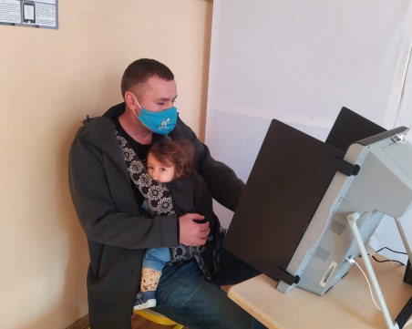 Ицо Хазарта гласува с бебе в ръце