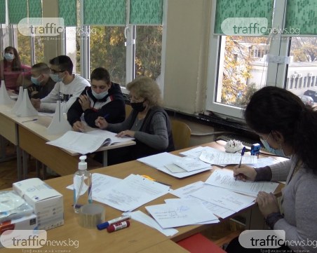 Към 8 часа: По-висока избирателна активност за парламент, отколкото за президент