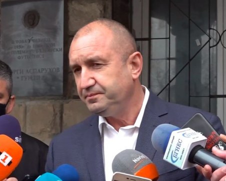 Президентът Румен Радев гласува: Залогът на тези избори е огромен