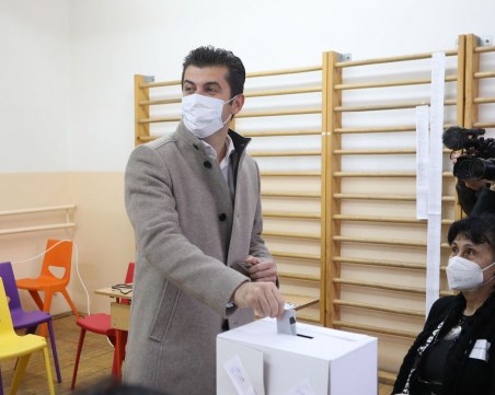 ЦИК порица Кирил Петков, свалил тайната на вота си и агитирал с посочени номера в бюлетината