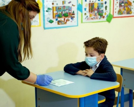 Държавата да плаща тестовете за големите ученици настояват директори и синдикати