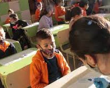 Доставиха нови 359 000 теста за COVID-19 за ученици, скоро и големите се връщат в клас