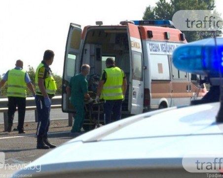 Кола блъсна пиян пешеходец, криволичил по пътното платно