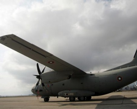 Прибираме с военен самолет заразени в Испания ученици и учители