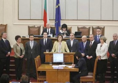 Лидерът на БСП в оставка Корнелия Нинова за пореден ден