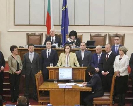 Нинова: Ако кажеш и една дума, която не харесва на управляващия господар, започва тричането