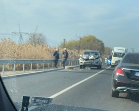 Поредна катастрофа на Околовръстното затапи движението, кола е с размазана предница