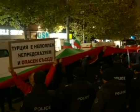 Протестиращи хвърлят ябълки и домати по турското посолство в София