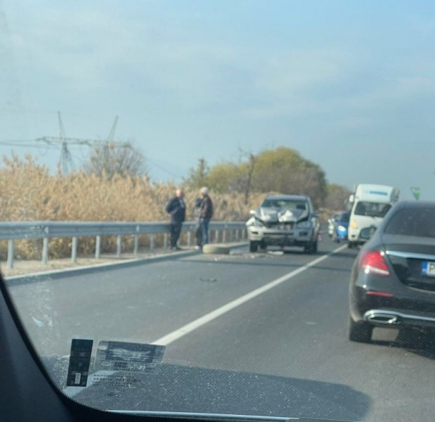 Поредна катастрофа на Околовръстното затапи движението, кола е с размазана предница