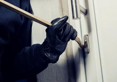 Полицаи разследват грабеж от къща в село Триводици Според получената