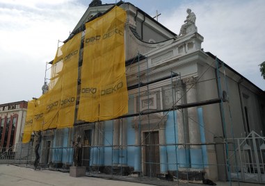 Проектът за фасадата на католическата катедрала Св Лудвиг се бави