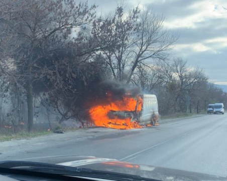 Бус гори на Околовръстното, движението е парализирано