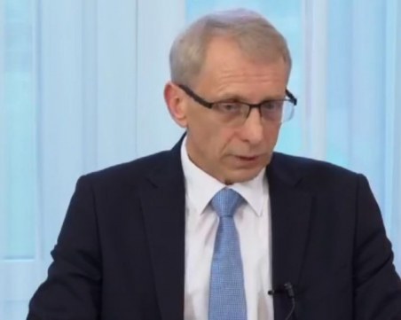 Денков: Учениците се връщат в клас при 250 заразени на 100 000 население