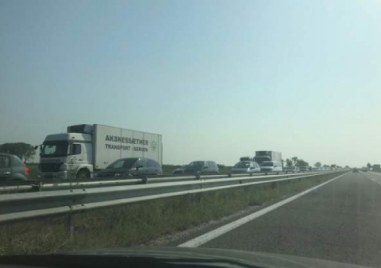 Автомобил е аварирал на магистрала Тракия в посока София Поради