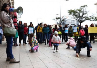 Родители излязоха на протест пред президентството с искане учениците от