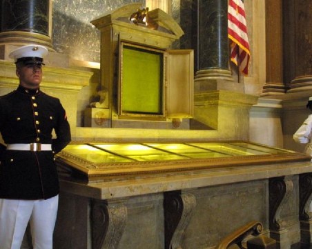 Милиардер плати 43 млн. долара за копие на Конституцията на САЩ