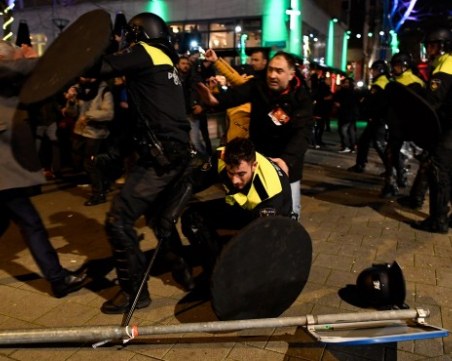 Протести и сблъсъци в Ротердам зарад ограниченията срещу COVID-19