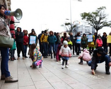 Родители на протест: Върнете децата на училище незабавно