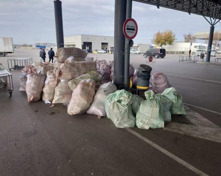 Задържаха тир с над три тона контрабандни цигари на 