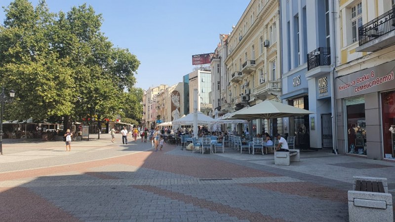 Температурите леко се понижават в Пловдив, но вятърът спира