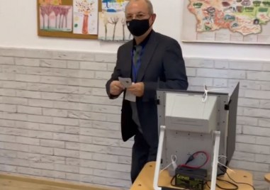 Почетният председател на ДПС Ахмед Доган гласува на балотажа за