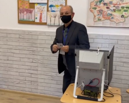 Ахмед Доган гласува за президент