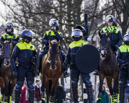 Антиковид протестите в Нидерландия ескалираха, стигна се до сблъсъци с полицията