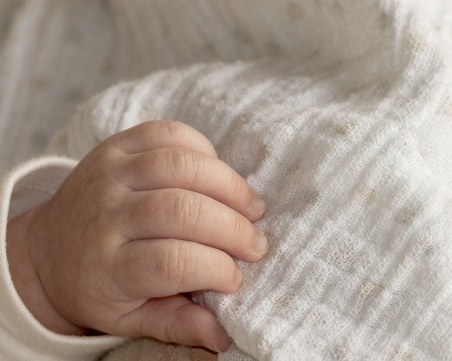 Бебе се задуши, докато спяло между родителите си в свищовско село