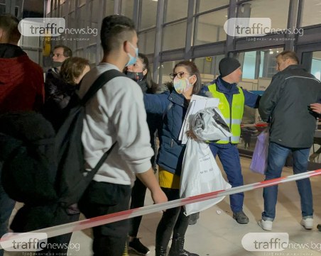 Блъсканица и караници между членове на СИК на входа на Панаира, бързат да предадат изборните книжа