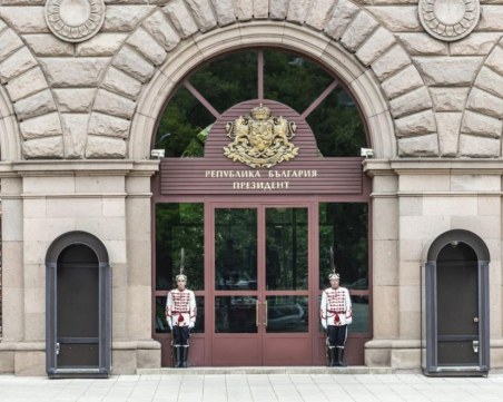 Парите на властта – какви заплати взимат президента и депутатите?