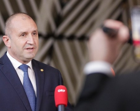 Поканиха Радев в Крим, обещаха му топло посрещане