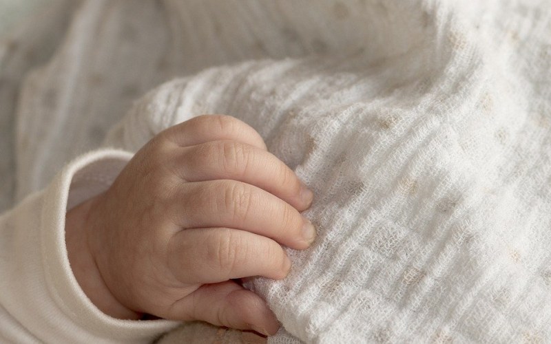 Бебе се задуши, докато спяло между родителите си в свищовско село