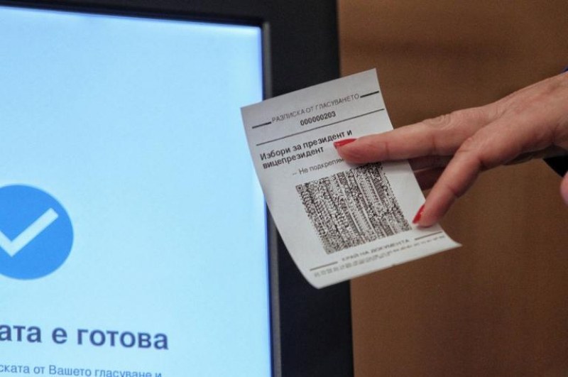Мъж гласува два пъти - вторият път с личната карта на жена си