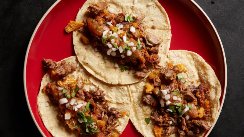 Вкусът на Мексико: Тако с говеждо месо и наденица