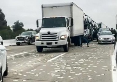 Брониран инкасов камион разпиля огромно количество пари на магистрала край