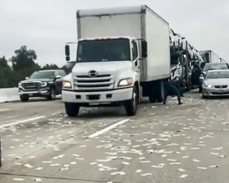 Пари засипаха магистрала, шофьори се втурнаха след тях