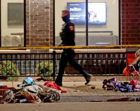 Кола се вряза в коледен парад в САЩ, над 20 души са ранени