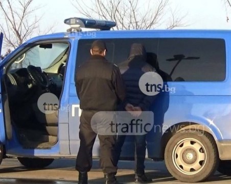 Трафикант опита да подкупи полицаи край Пловдив, откриха в колата му трима мигранти