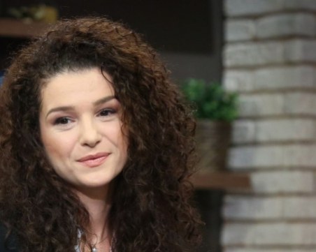 Водещата Алекс Кръстева стана майка