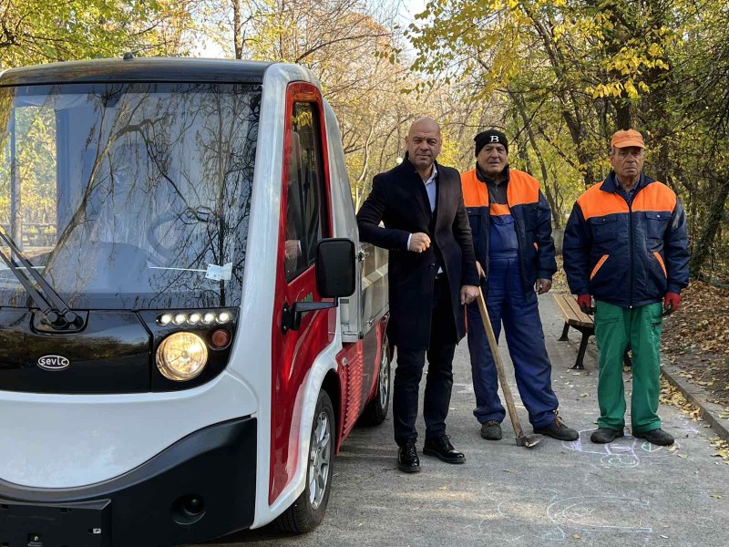 Товарен електромобил подпомага работата на кметството в