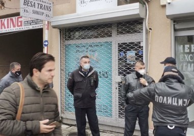 Служители на македонската полиция пристигнаха пред офиса на Беса транс