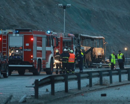 Откриха парче от гума на метри преди катастрофата с автобуса на АМ Струма
