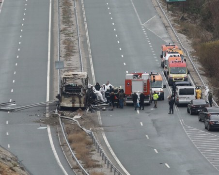 Разследващите потвърдиха: Имало е взрив в автобуса на АМ Струма, както и втори шофьор