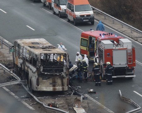 Туби с контрабанден бензин може да са взривили автобуса на 