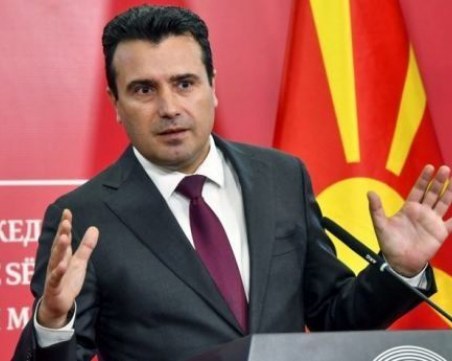 Зоран Заев пътува към мястото на кошмарната катастрофа на АМ