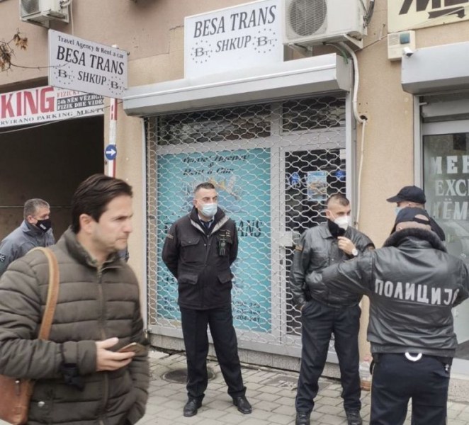Служители на македонската полиция пристигнаха пред офиса на Беса транс