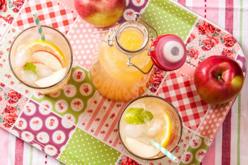Ябълковата лимоната с джинджифил е вкусна напитка, подходяща за всеки
