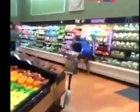 Бойна девойка раздава крошета, дере и скубе трима души в магазин след забележка за маска